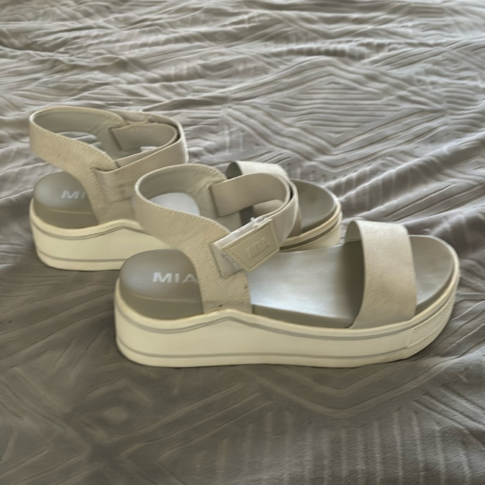 Mia S-9 sandals